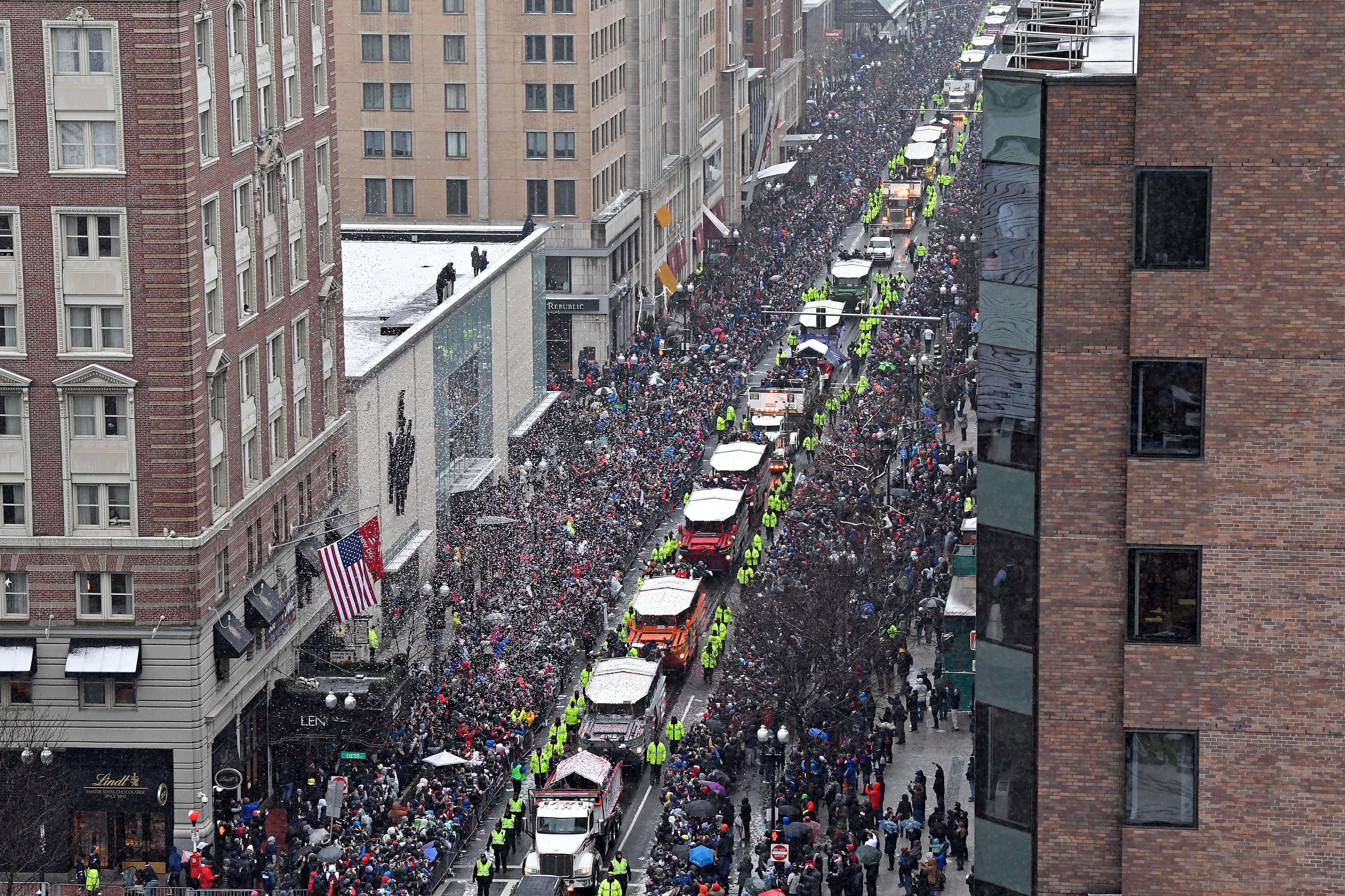 Pats fans pack Super Bowl parade despite weather