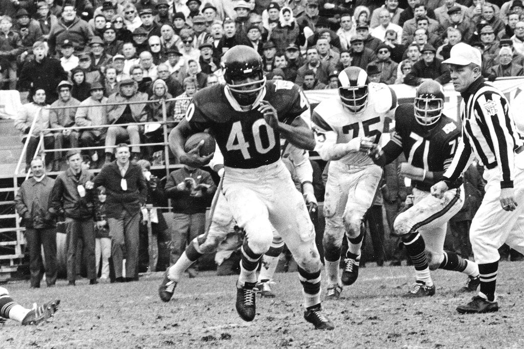 Gale Sayers, Bears Hall of Fame running back, dies at 77