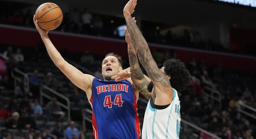 Hornets stumble in 4th quarter, lose to Pistons